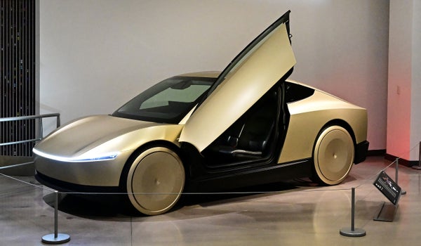 Gold Tesla Cybercab com porta elevada