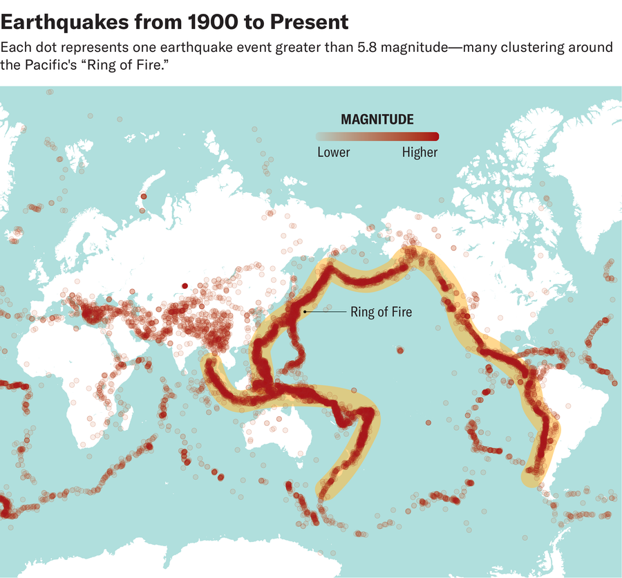 Mapa ukazuje tečky představující zemětřesení od roku 1900 do přítomnosti o velikosti větší než 5,8. Prsten ohně je zvýrazněn
