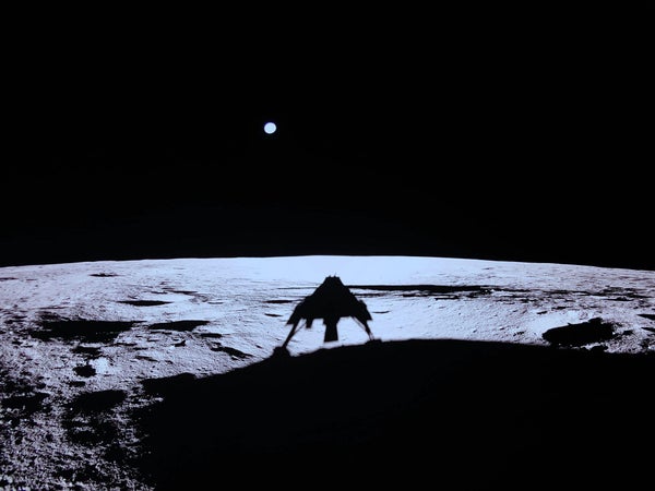 Una vista dell'ombra della missione Blue Ghish 1 di Firefly Aerospace sulla superficie della luna, con la Terra visibile come un punto blu nel cielo nero