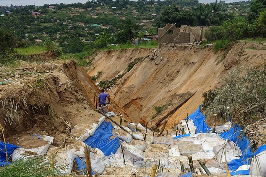 Uma vista no comprimento de um barranco urbano em Kinshasa