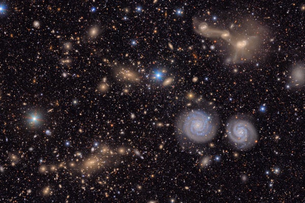 Muitas estrelas e galáxias, incluindo duas galáxias em espiral e três galáxias de fusão
