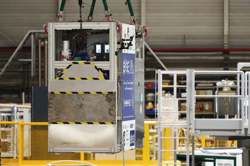 صندوق معدني يتم رفعه بواسطة رافعة