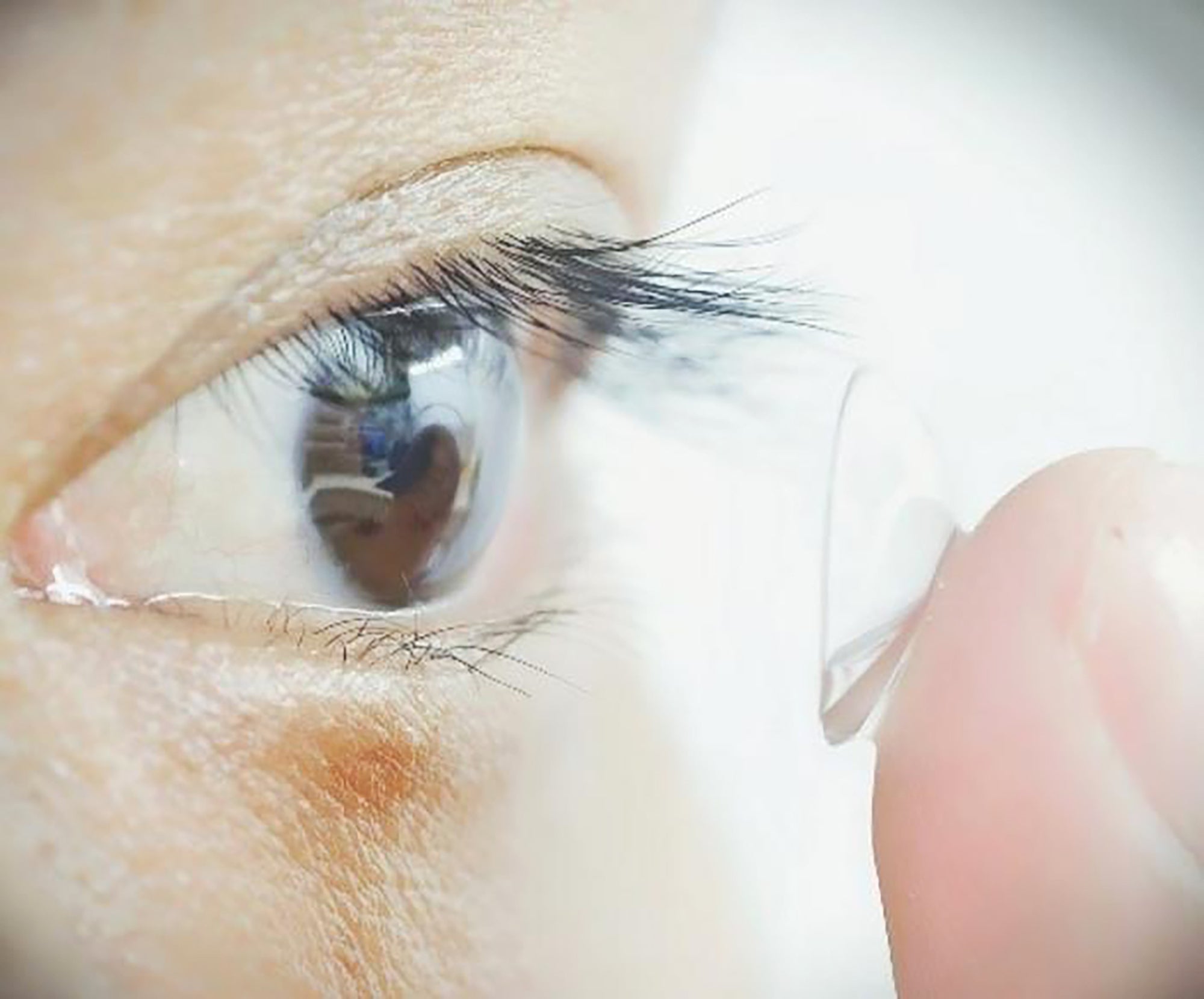 Study participant putting contacts in
