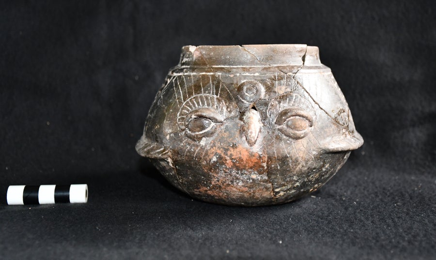 Um vaso cerâmico de cerâmica de cerâmica modelado na forma de uma coruja. 