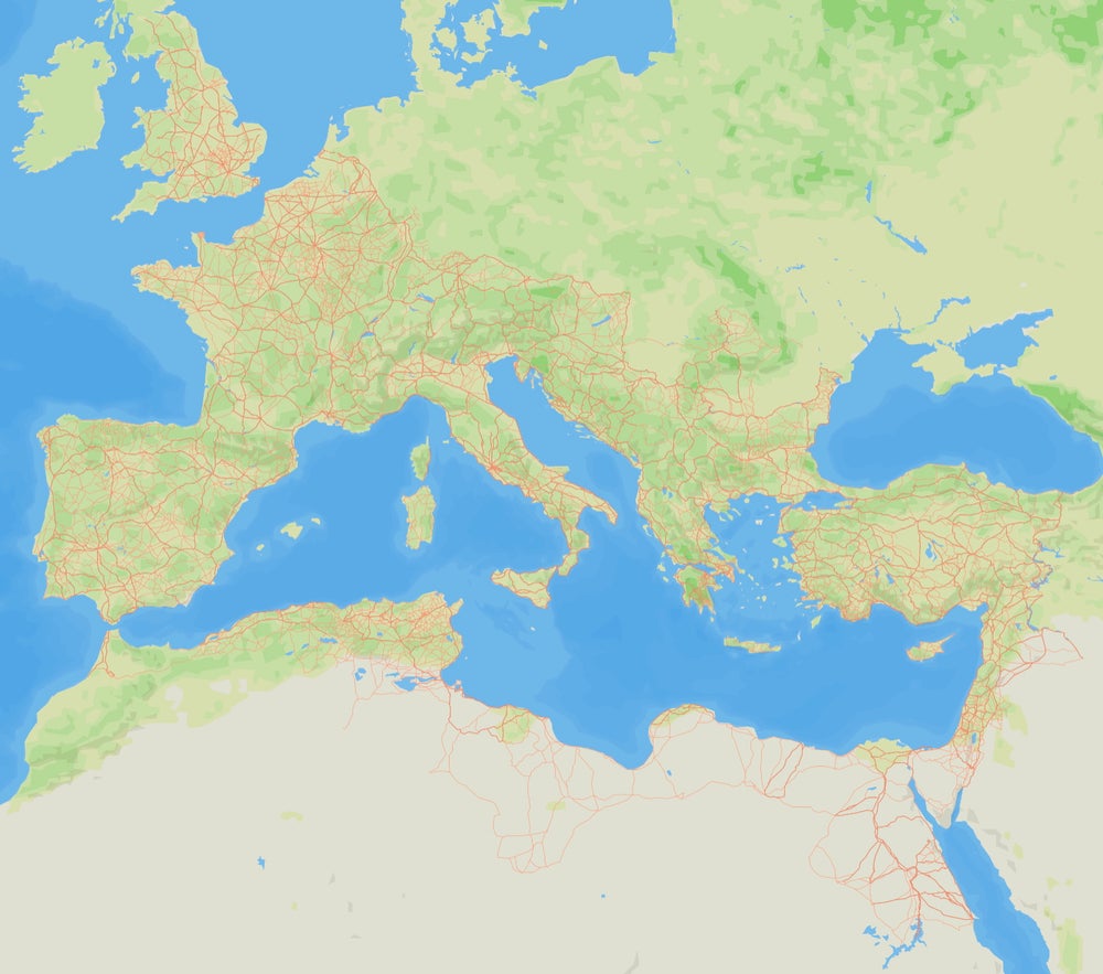 Un mapa de Europa y el norte de Europa cubierto por una red de líneas rojas.