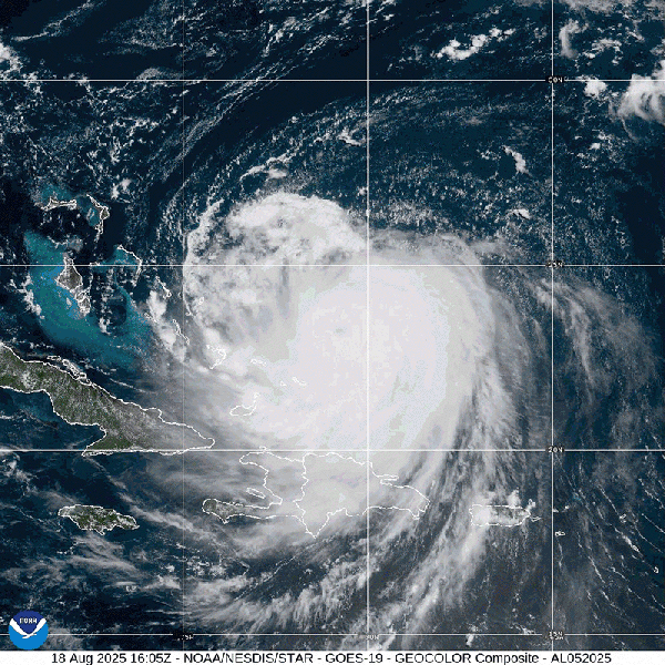 Imágenes satelitales de bucle animadas de 4 horas del huracán Erin el 18 de agosto - Geocolor a 23.5 ° N - 71.1 ° W