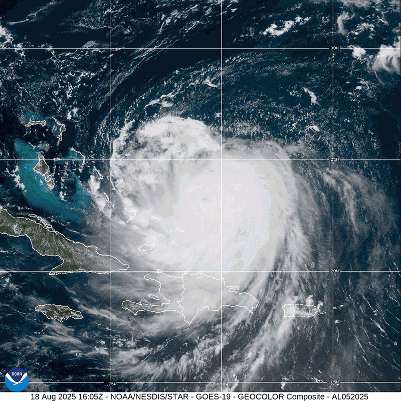 Animated 4 hour loop satellite imagery of Hurricane Erin on August 18th - GeoColor at 23.5°N - 71.1°W