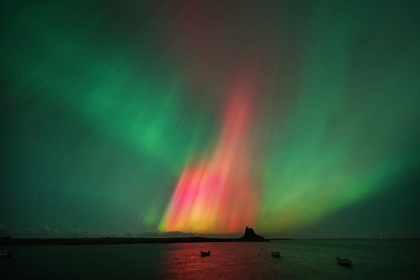 Cahaya utara di atas Kastil Lindisfarne.
