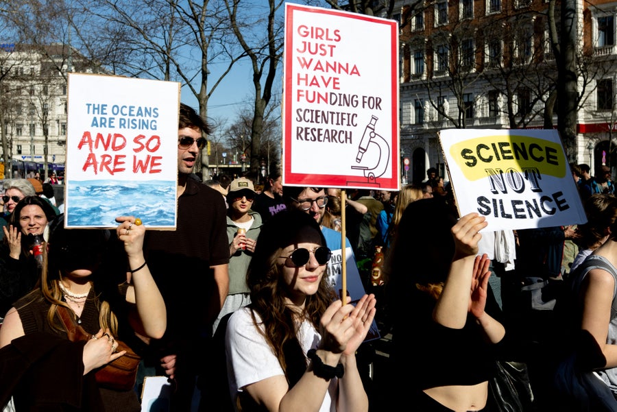 Studenti e scienziati austriaci partecipano a una protesta a sostegno degli Stati Uniti "Difensore per la scienza" Movimento, a Vienna, in Austria il 7 marzo 2025.