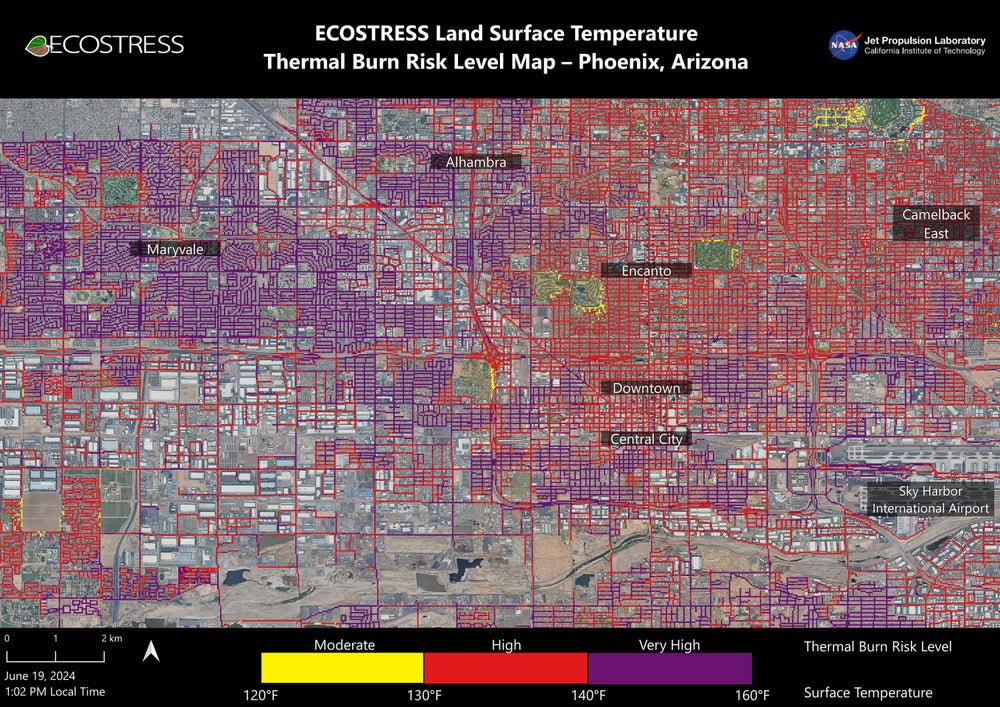 Datos de esta visualización del área de Phoenix a la 1:02 pm hora local del 19 de junio de 2024. La imagen muestra cómo kilómetros de superficies de asfalto y concreto (coloreadas aquí en amarillo, rojo y morado, según la temperatura) atrapan el calor. Las superficies registraron al menos 120 grados Fahrenheit (49 grados Celsius) al tacto. La imagen también muestra los efectos de enfriamiento de los espacios verdes en comunidades como Encanto y Camelback East, en contraste con las temperaturas superficiales más altas observadas en Maryvale y Central City, donde hay menos parques y árboles.