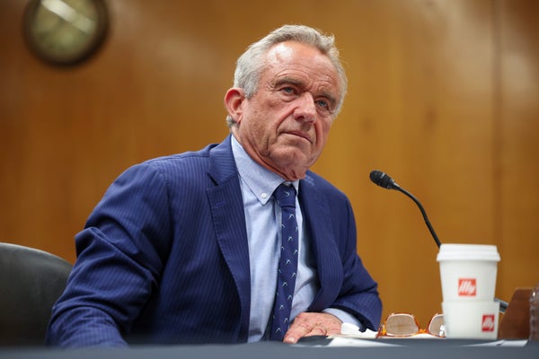 Secretário RFK Jr. testemunha durante a audiência do Senado sobre estimativas de orçamento para 2026