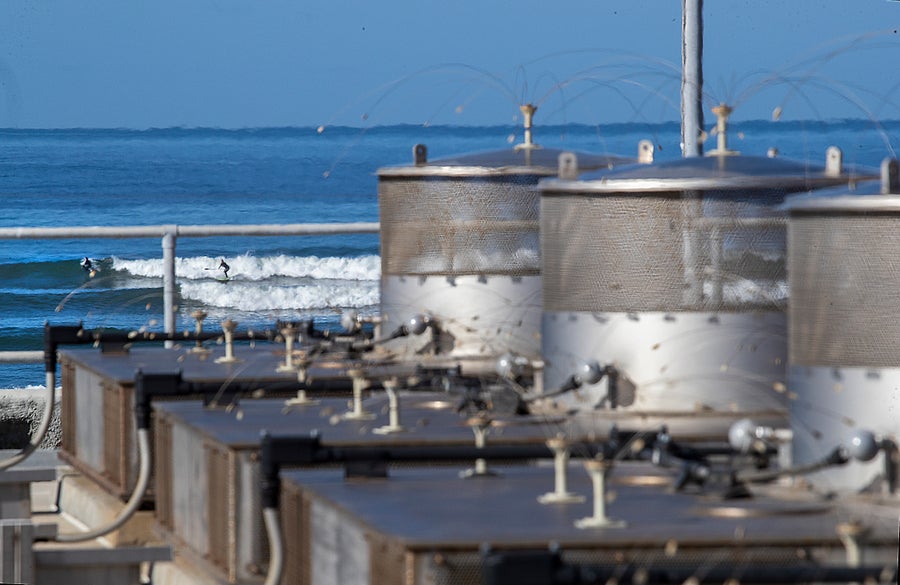 O spray de sal do oceano pode corroer os recipientes de resíduos em locais de armazenamento de resíduos nucleares próximos, como este na estação de geração nuclear de San Onofre, na Califórnia.