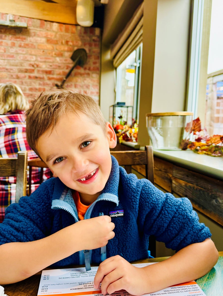 صبي صغير مبتسم