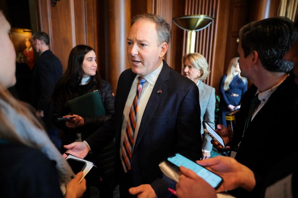 O administrador da EPA, Lee Zeldin, fala para pressionar durante um anúncio de política de água na sede da Agência de Proteção Ambiental em 18 de fevereiro de 2025 em Washington, DC.