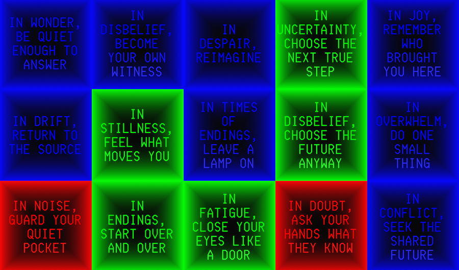 Мрежа светлећих квадратних панела у тамноплавим, неонско зеленим и црвеним градијентима, од којих сваки садржи кратке рефлектирајуће фразе у тексту великим словима. Поруке укључују редове као што су „У чуду, буди довољно тих да одговориш“, „У тишини, осети шта те покреће“, „У неизвесности, изабери следећи прави корак“ и „У недоумици, питај своје руке шта знају“. Распоред подсећа на ужарени поплочани зид поетских подстицаја.