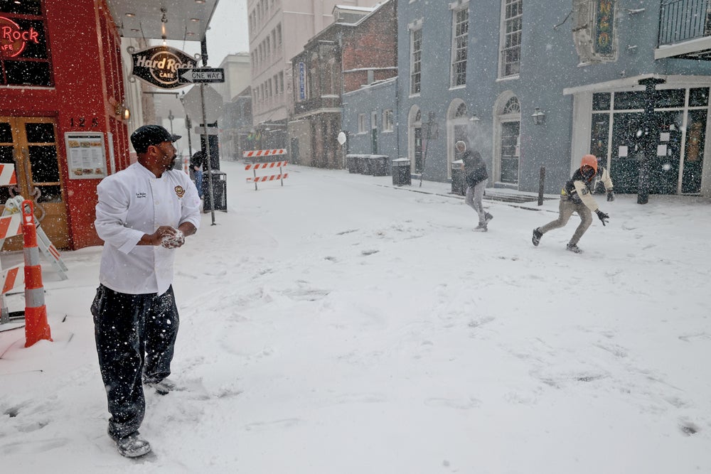El sous chef Eric Walker se involucra en una pelea de bolas de nieve afuera del restaurante Bourbon House