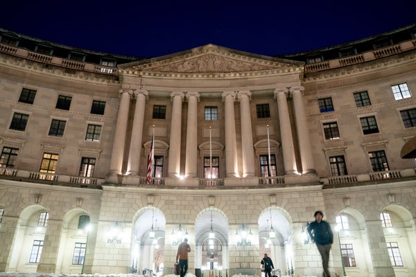 Велика сива зграда са стубовима