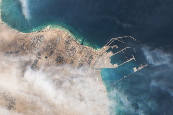 يُظهر منظر القمر الصناعي في 19 مارس 2026 مدينة رأس لفان الصناعية في قطر، والتي استهدفتها ضربات صاروخية إيرانية في اليوم السابق.