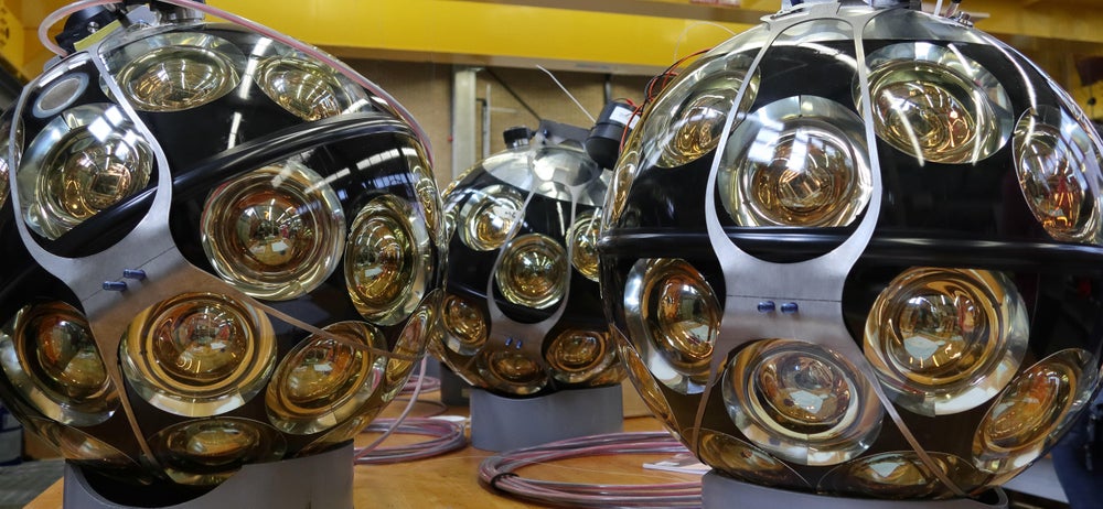 Módulos ópticos digitales (DOM) de tres km3net sentados sobre una mesa