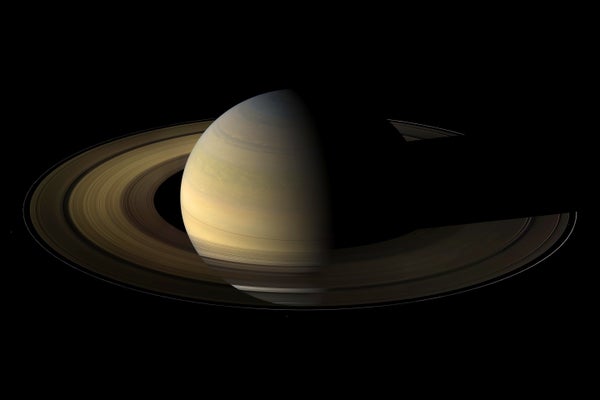 Gambar yang diambil oleh Cassini dari Saturnus, dari 20 derajat di atas bidang cincin, menunjukkan cincinnya, dan beberapa bulannya satu setengah hari setelah ekuinoks Saturnus, saat piringan matahari berada tepat di atas ekuator planet. Pada saat ekuinoks, bayangan cincin planet yang luas dipadatkan menjadi satu pita sempit yang menempel pada bidang tersebut.