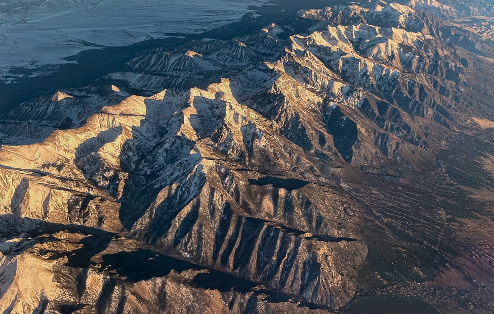 Fotografía aérea del lado occidental de las Montañas Sangre de Cristo, Colorado, EE.UU.