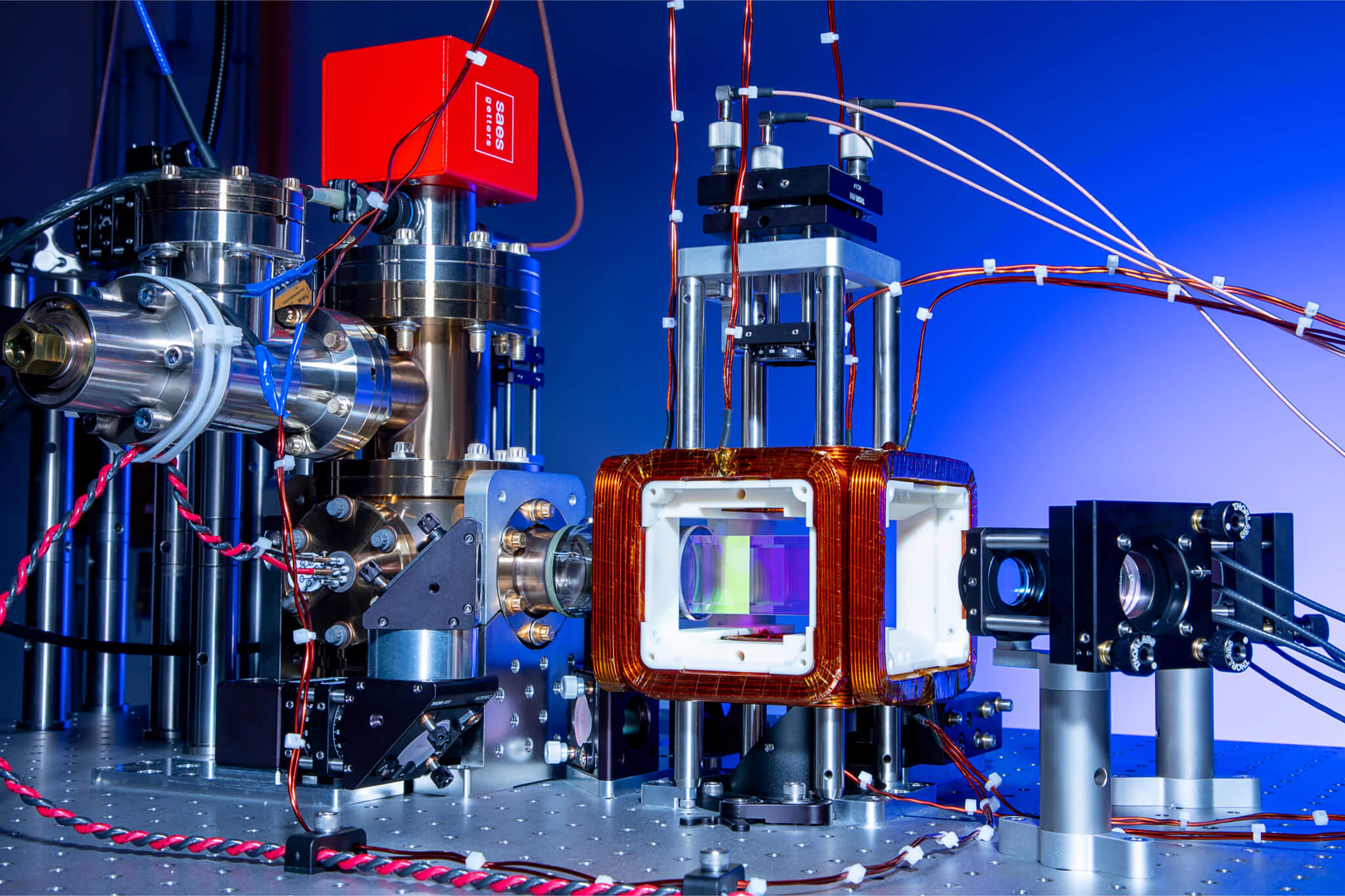 Close up of the Aquila magneto-optical trap in QuEra’s facilities on a blue background