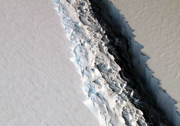 Un enorme iceberg parece estar listo para desprenderse de la Antártida