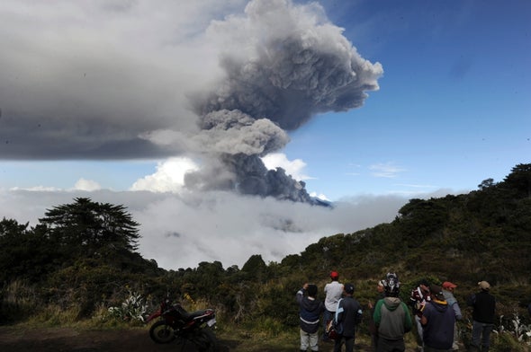 Histórica erupción en el volcán Turrialba de Costa Rica