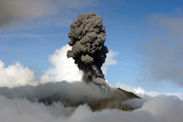 Histórica erupción en el volcán Turrialba de Costa Rica