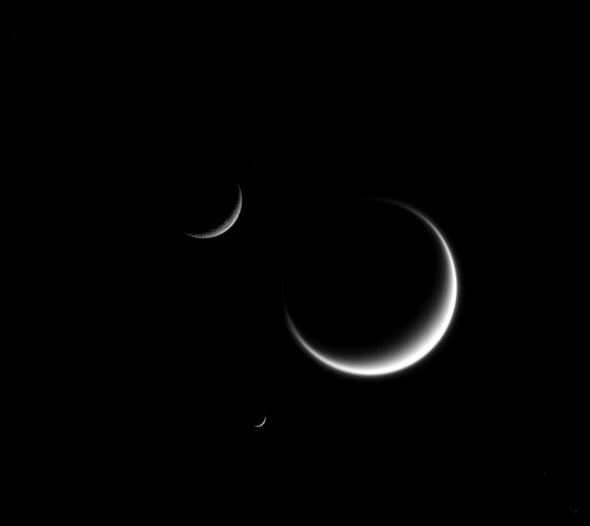Cassini capta un anochecer de tres lunas