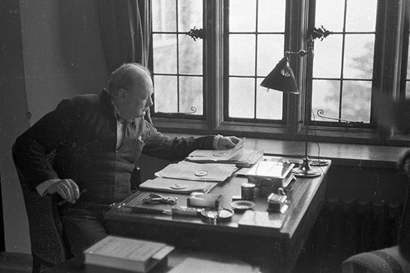 Ensayo sobre vida extraterrestre revela a Churchill, el científico