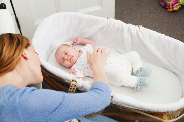 Los bebés deberían dormir en la habitación de los padres para prevenir la muerte súbita