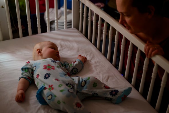 Envolver a los bebés mientras duermen eleva el riesgo de muerte súbita