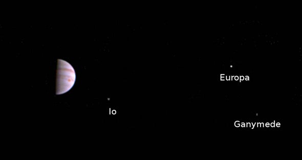 Juno capta sus primeras imágenes de Júpiter y sus lunas