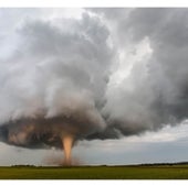 Categoría profesional: Un tornado durante una puesta de sol cerca de Traer, Iowa\