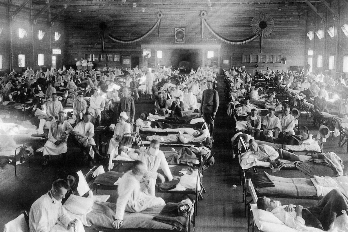 Flu patients get treatment at an army ward in Kansas in 1918