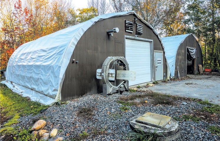 两间白色小屋。