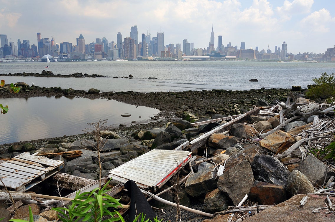 Un vertedero de basura en Nueva Jersey, a lo largo del río Hudson, con una vista de Manhattan al fondo.