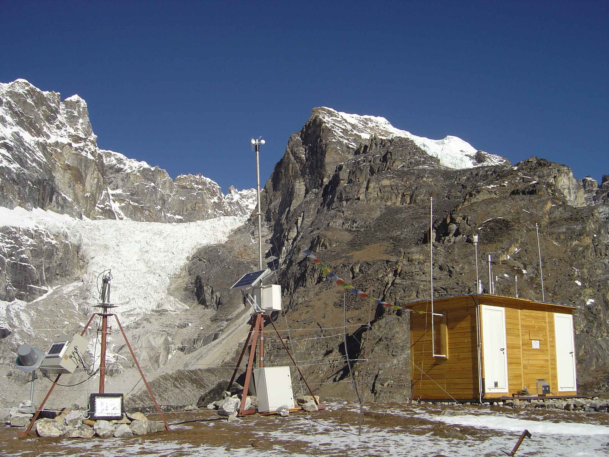 Everest Dağı'ndaki Piramit Gözlemevi'nde bir izleme istasyonu.