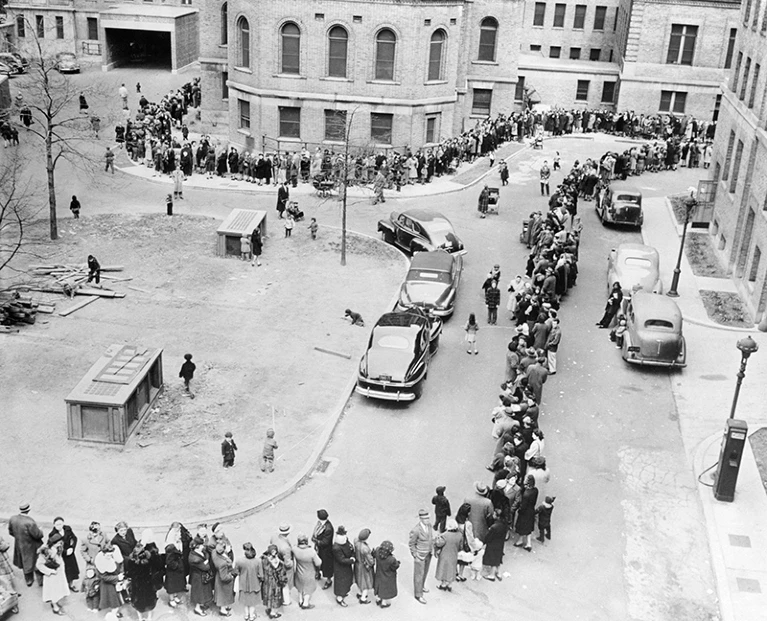 Thousands of people waiting in line in New York waiting to have a smallpox vaccination.