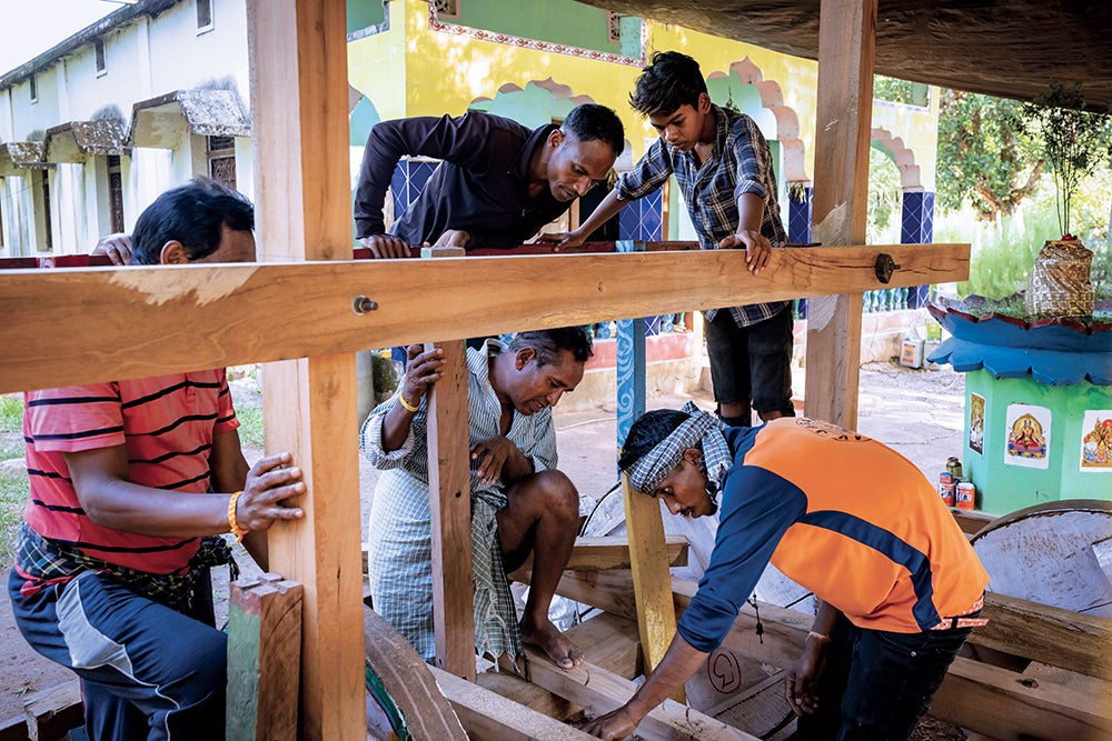 Five sora men build a chariot to the Hindu god Jagannath.