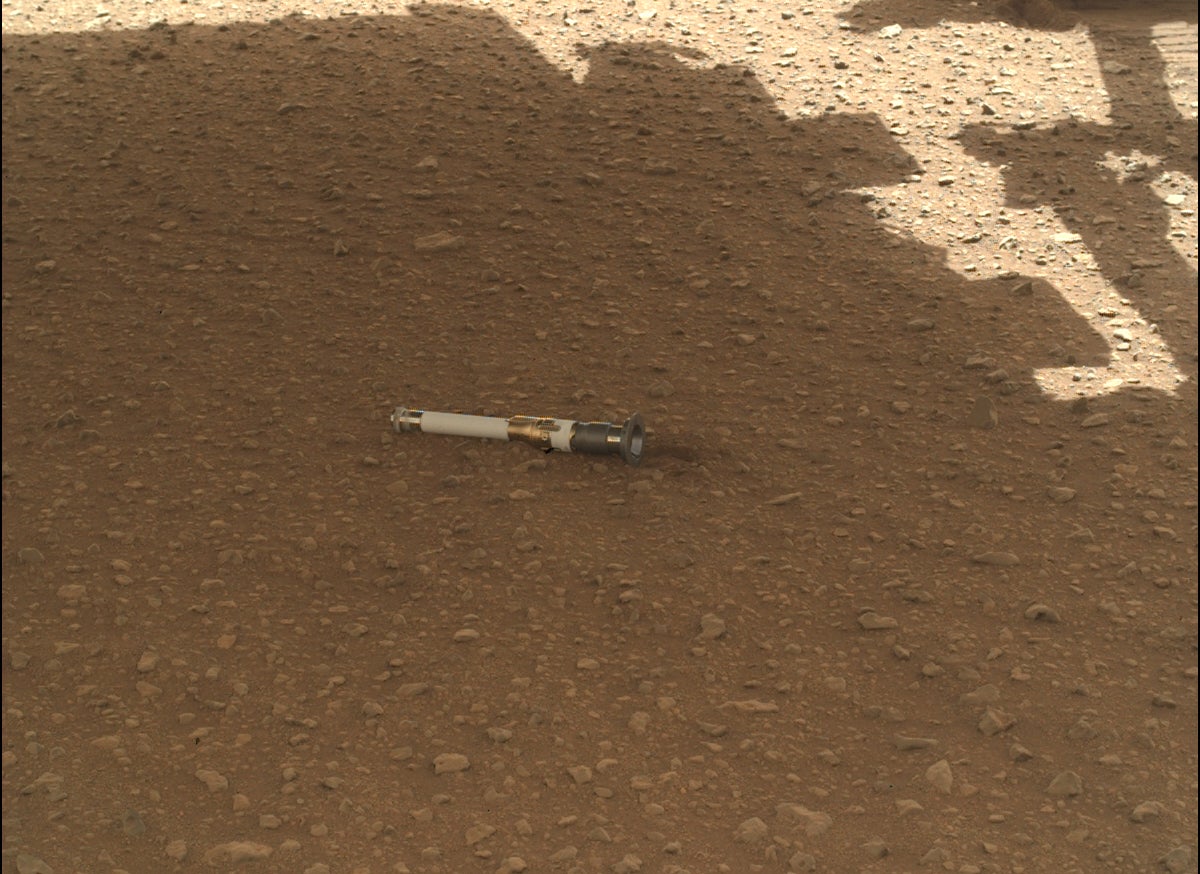 パーサヴィアランス火星探査車の43本のサンプルチューブの<>本のクローズアップ。