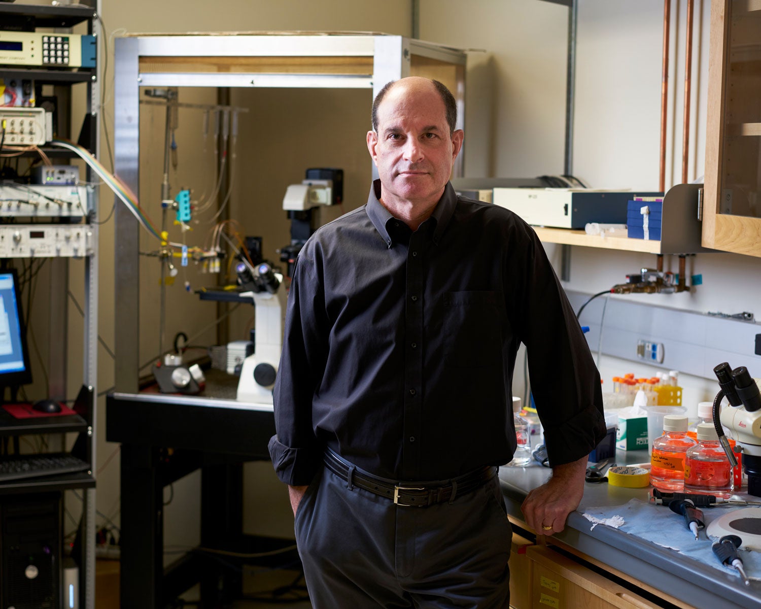 David Julius, PhD, in an electrophysiology lab at UCSF Mission Bay