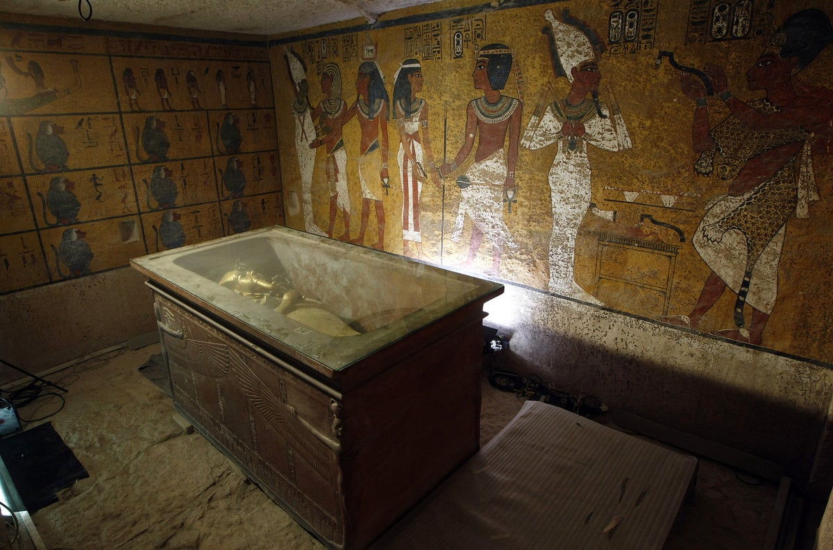 The origins of the tomb, Features