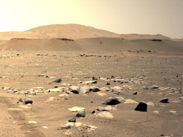 NASA智能火星直升机2021年4月25日第三次飞行时悬浮在火星表面