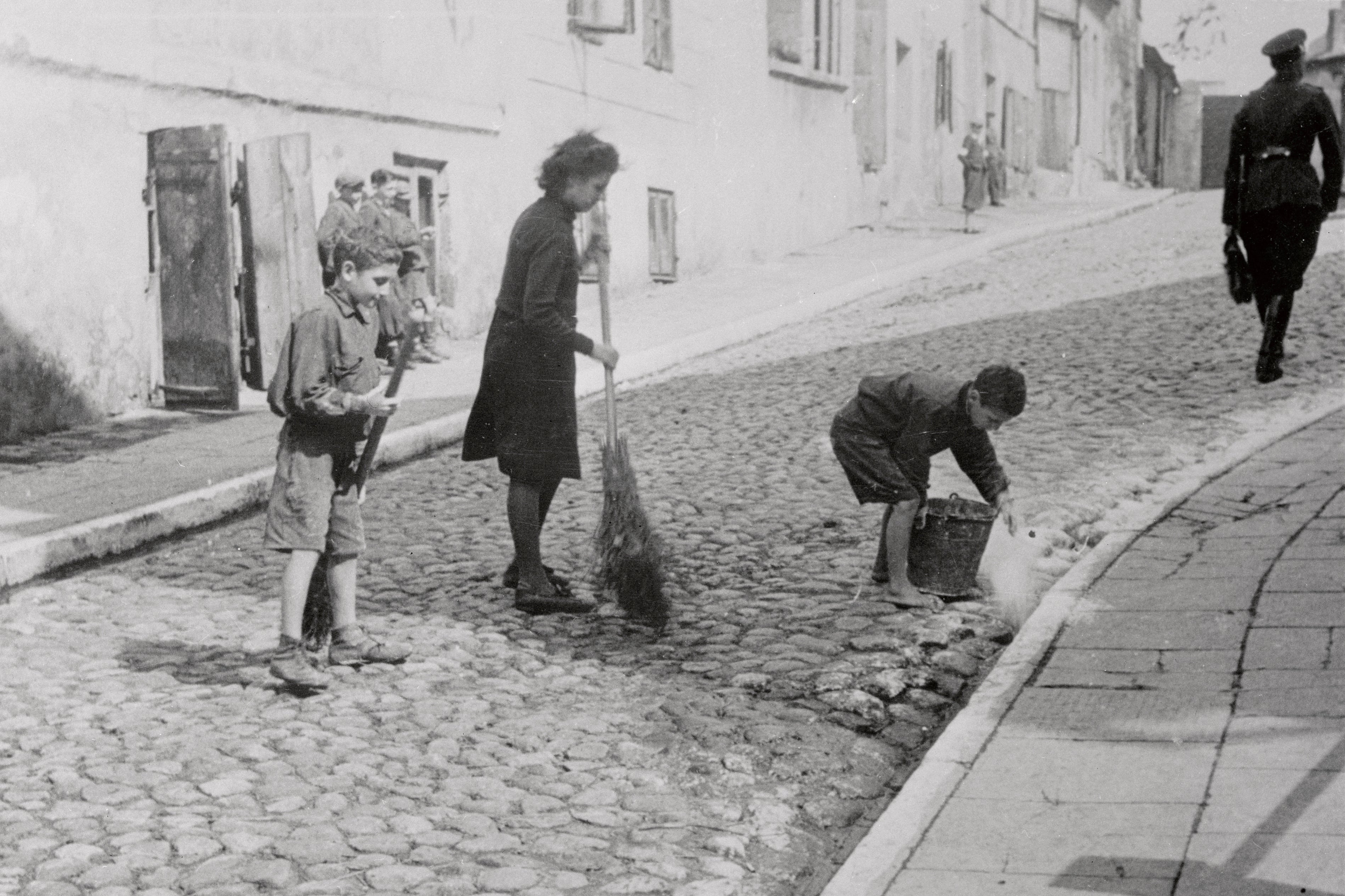 World War II's Warsaw Ghetto Holds Lifesaving Lessons for COVID-19 thumbnail