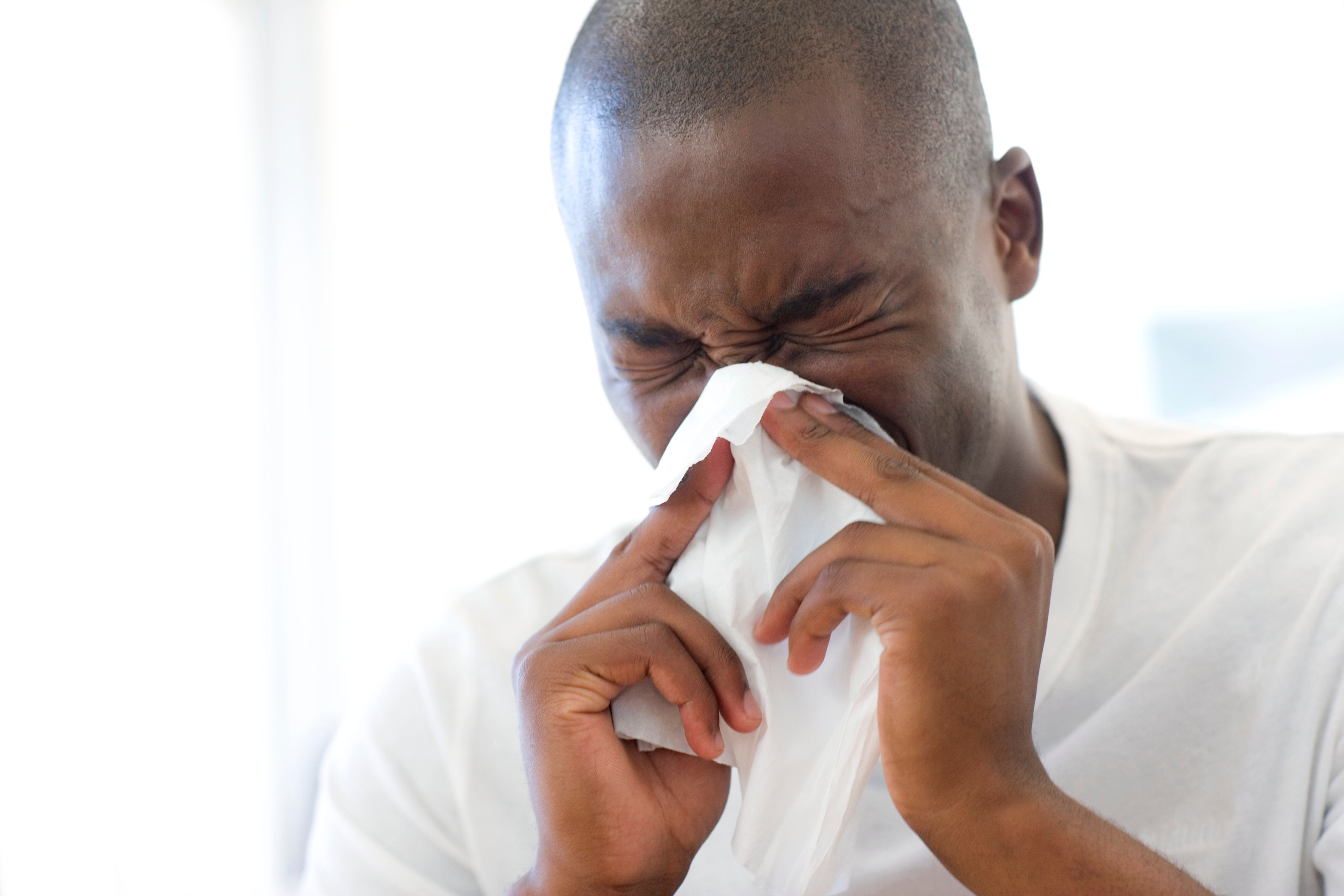 Me болезнь. Sneezing man. Мужик чихает в аптеке. Sudden illness.