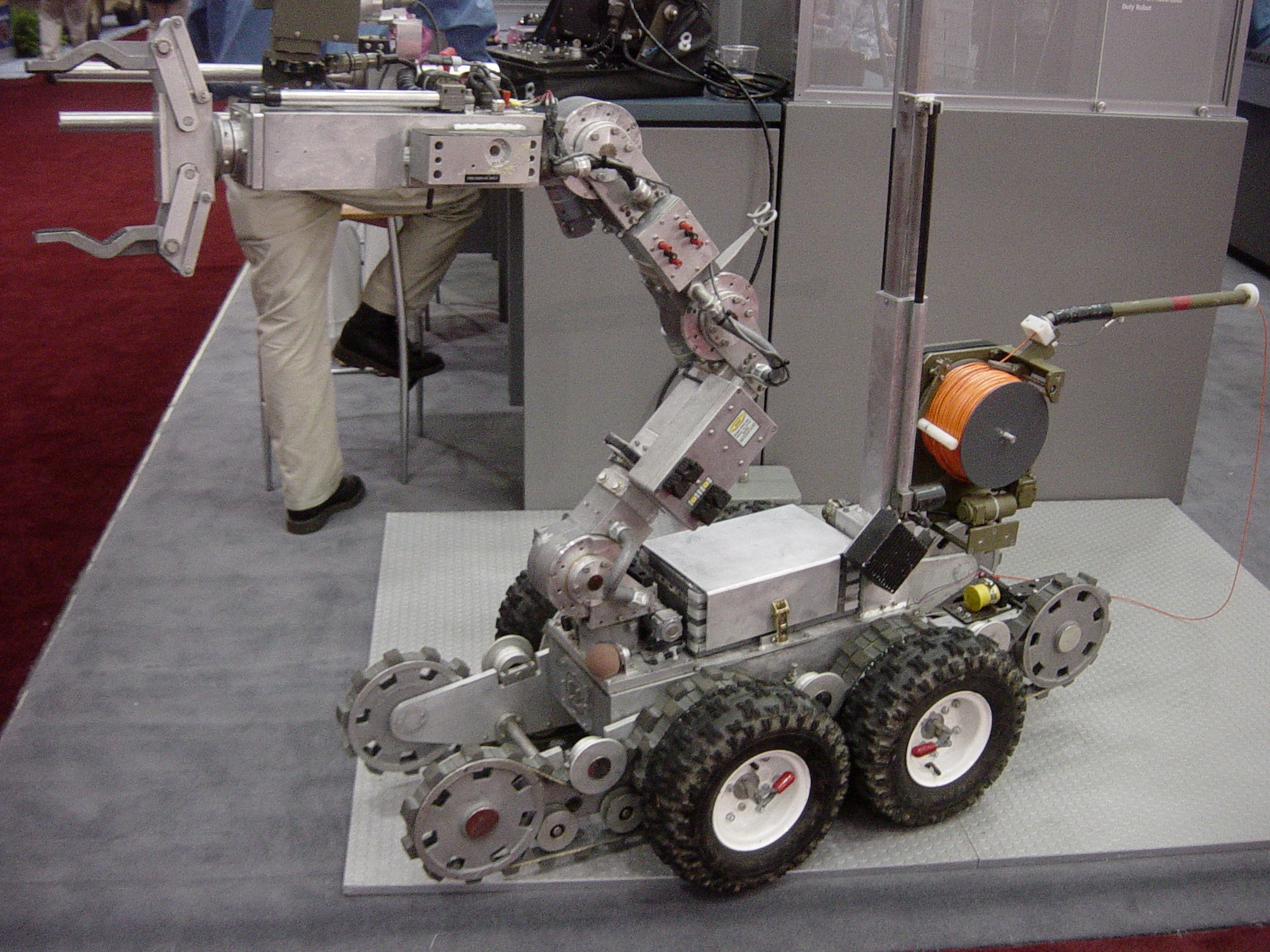 Виды боевых роботов. Робот Remotec Andros. Боевой робот Talon. Колесные роботы. Колесные мобильные роботы.