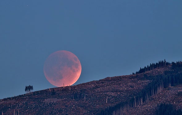 Rare "Supermoon" Total Lunar Eclipse Thrills Skywatchers Worldwide