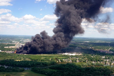 爆炸引发化学大火Chemtool公司2021年6月14日 伊利诺斯州洛克顿市大块黑烟流 可见于此航空图片